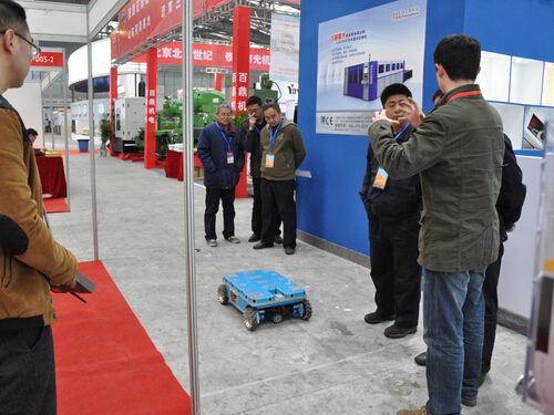 大发(中国)参加2015中国西部国际装备制造业博览会-技术人员向观众讲解产品-2.jpg