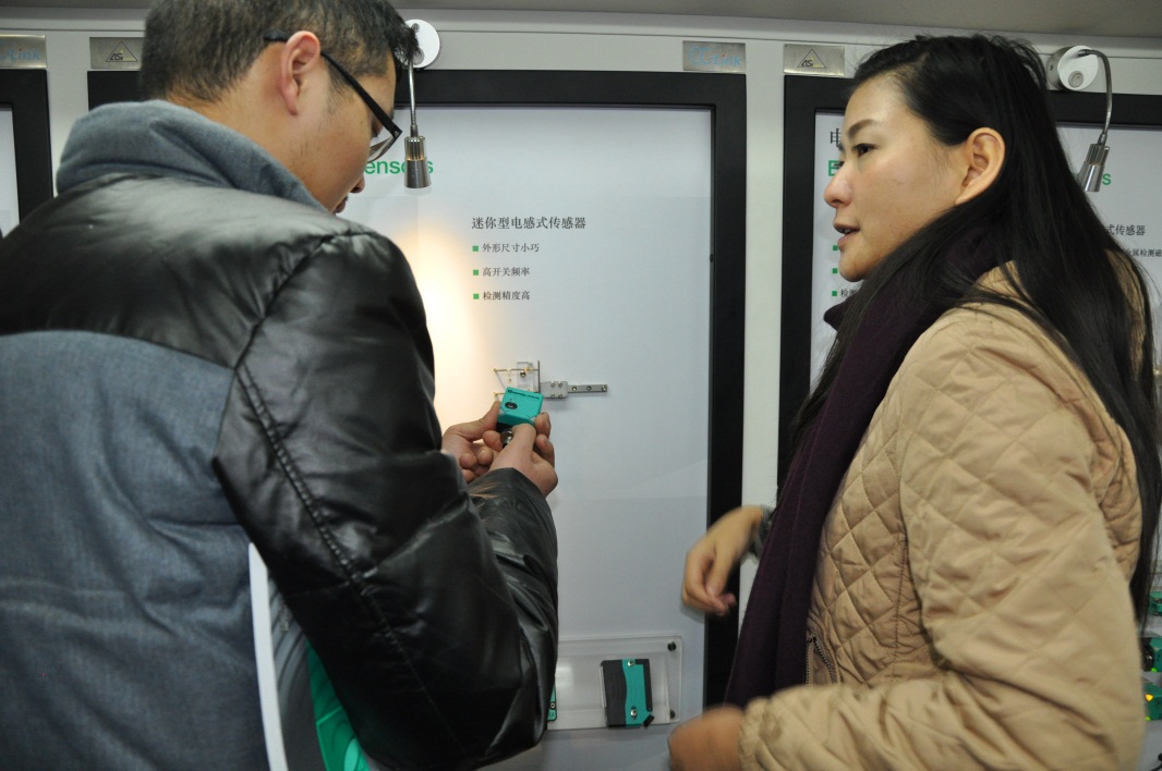 倍加福携多款传感器探访大发(中国)公司-4.jpg