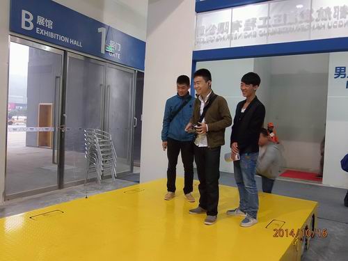大发(中国)参展2014绵阳科博会-观众对全向移动平台表现了浓厚的兴趣.jpg